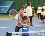 ボレーの打ち方を教える伊達公子さん＝岐阜市長良福光、長良川テニスプラザ