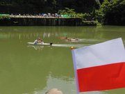 ポーランド選手の練習を見学する市民ら＝恵那市笠置町、笠置峡ボート・カヌー場