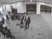 　暗殺未遂事件のあったホテルで安全検査場を走り抜けるアレン容疑者に発砲する警備要員（手前左）＝４月２５日、ワシントン（ピロ連邦検事のＸから、ロイター＝共同）