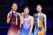 　グランプリシリーズ初出場優勝を果たした中井亜美。左は２位の坂本花織、右は３位の住吉りをん＝アンジェ（共同）
