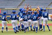 　小学生野球の高円宮賜杯第４５回全日本学童軟式野球大会マクドナルド・トーナメントを制し、喜ぶ長曽根ストロングスの選手たち＝ハードオフ新潟