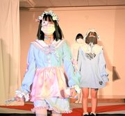 自作の衣装でランウエーを歩く生徒たち＝大垣市清水町、平野学園