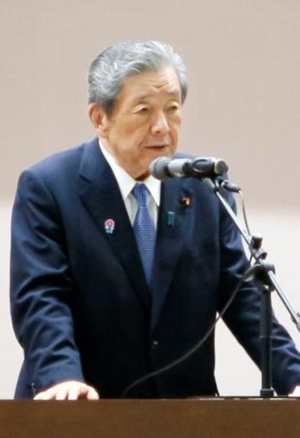 　講演する自民党の森山幹事長＝１８日午後、鹿児島県中種子町