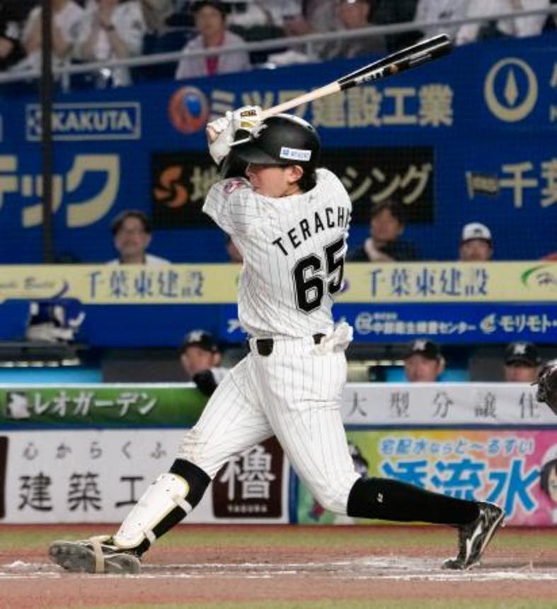 　７回ロッテ無死三塁、寺地が投前に勝ち越し打を放つ＝ＺＯＺＯマリン