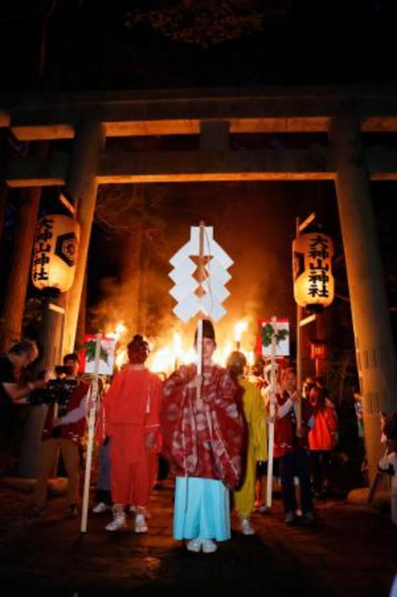 　大山の夏山開き前に行われた恒例行事「たいまつ行列」＝６日夜、鳥取県大山町