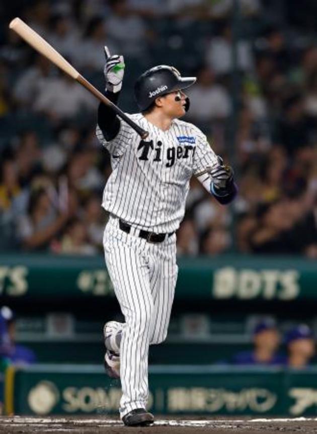 　１０回阪神１死、森下が左越えにサヨナラ本塁打を放つ＝甲子園