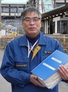 膨大な量のチェックリストを抱える押谷明善さん＝不破郡垂井町、ＪＲ東海・岐阜電気区垂井分室