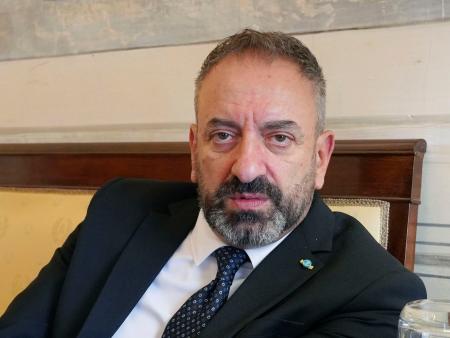 　インタビューに答えるサンマリノのベッカーリ外務・政治・国際経済協力長官（共同）