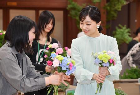 　岐阜県立国際園芸アカデミーで、花束作りを体験される秋篠宮家の次女佳子さま＝２１日午後、岐阜県可児市（代表撮影）