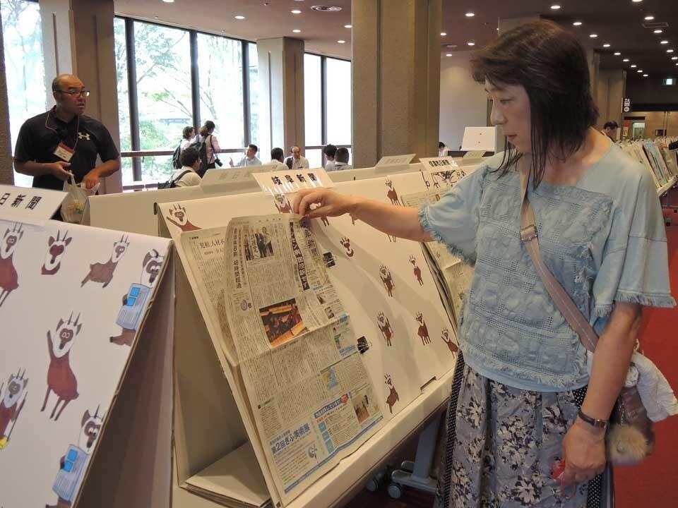 ７月１０日付けの全国２７の新聞を見比べることのできる展示コーナー＝宇都宮市、市文化会館