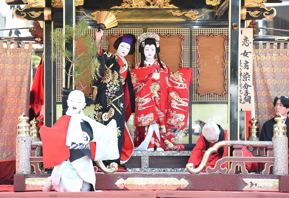 鳳凰山で演じられた子ども歌舞伎＝２日午前１１時４６分、不破郡垂井町