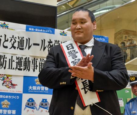 　中堺署の一日署長に就任した元横綱照ノ富士の伊勢ケ浜親方＝２４日午後、堺市中区
