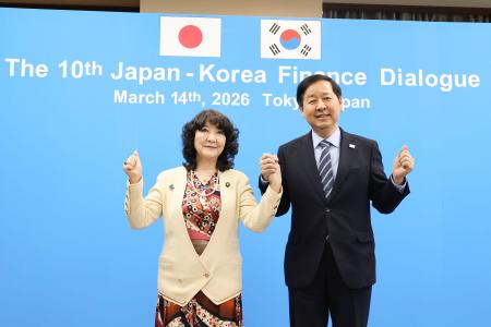 　「日韓財務対話」に臨む片山財務相（左）と韓国の具潤哲副首相兼財政経済相＝１４日午後、東京都内（財務省提供）