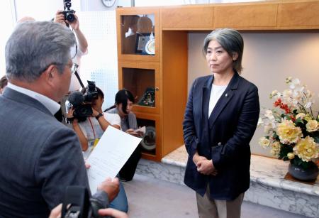 　静岡県伊東市議会の百条委の初会合を終え、田久保真紀市長（右）に要請書を手渡す中島弘道議長＝１１日午前、伊東市役所