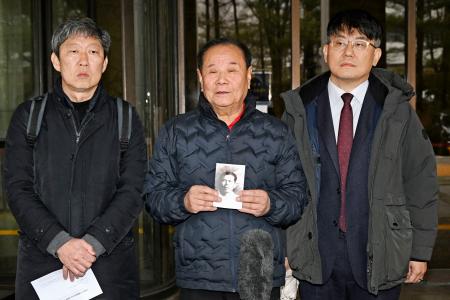 　韓国最高裁の判決後、取材に応じる元徴用工の遺族（中央）ら＝１１日、ソウル（共同）
