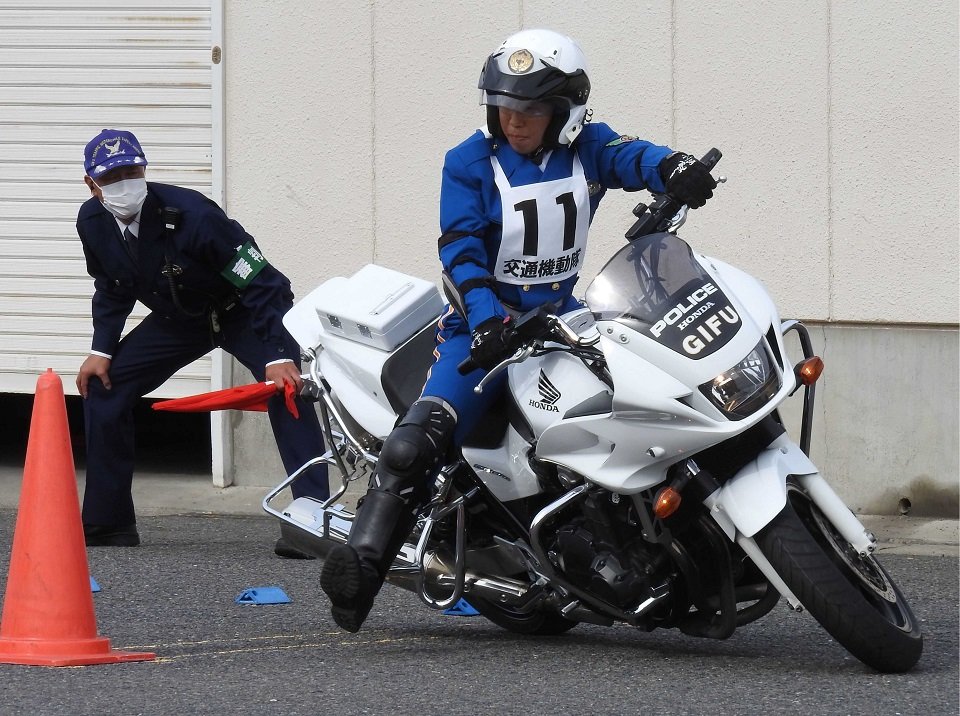 日頃の訓練の成果を披露する白バイ隊員＝瑞穂市牛牧、県警本部穂積分庁舎