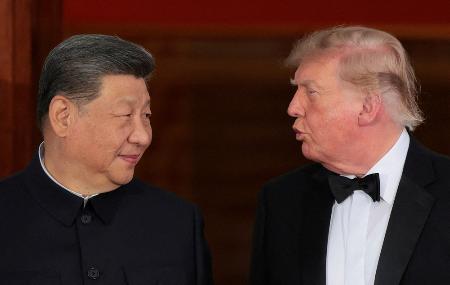 　中国の習近平国家主席（左）に語りかける米国のトランプ大統領＝９月、ワシントン・ホワイトハウス（ロイター＝共同）