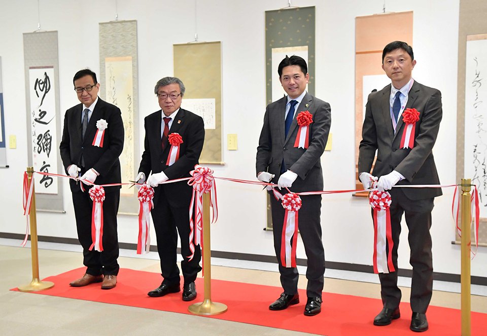 開幕した第４７回県書作展でテープカットする（左から）矢島薫岐阜新聞社社長、伊藤仙游さん、柴橋正直岐阜市長、松岡慶県文化交流推進監＝２７日午前９時５６分、岐阜市美江寺町、ぎふしんフォーラム（撮影・坂井萌香）
