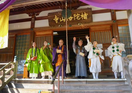 　和歌山県那智勝浦町の補陀洛山寺で、節分を前に行われた豆まき＝２７日午後