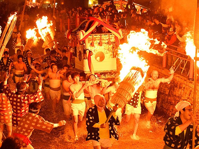 大勢の見物客でにぎわう神戸山王まつりの「朝渡御」＝２０１９年５月、神戸町神戸