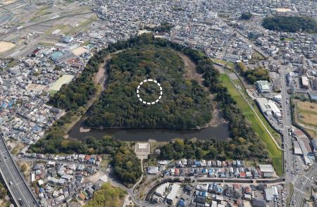 　誉田御廟山古墳（応神天皇陵）。点線内が竪穴式石室の発見場所＝４月、大阪府羽曳野市（共同通信社ヘリから）