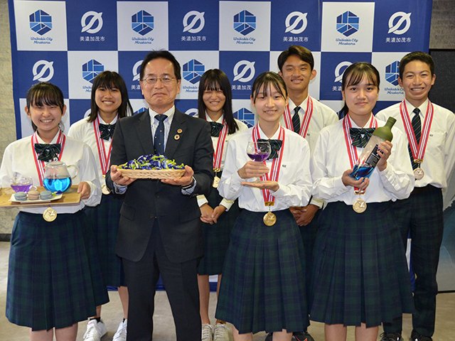 バタフライピー研究で全国大会に出場する加茂農林高校の生徒ら。伊藤誠一市長に意気込みを伝えた＝同