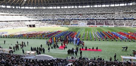 　昨年１２月に行われた第１０３回全国高校サッカー選手権の開会式＝国立競技場