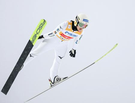 　Ｗ杯ジャンプ女子個人第４戦で２位となった丸山希の飛躍＝ファルン（共同）