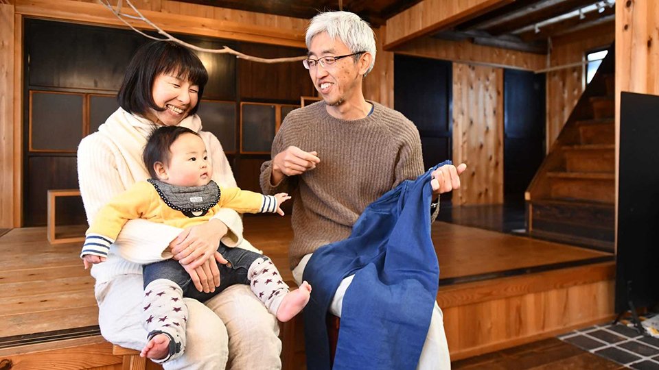 たつけを復活させた平野馨生里さん（左）。夫の彰秀さん（右）や４人いる自身の子どもたちも愛用している＝郡上市白鳥町石徹白、石徹白洋品店