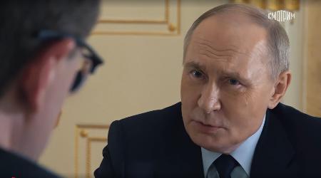 　ロシア国営テレビが４日公開したインタビューで、質問に答えるプーチン大統領（ロシア国営テレビの動画から、共同）