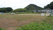 津保川の左岸側に設けた特別観覧席と一般観覧席＝関市、同川河畔