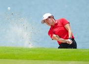 　最終ラウンド、１５番でバンカーショットを放つ岩井明愛。通算７アンダーで８位＝セントーサＧＣ（共同）