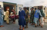 　１日、アフガニスタン東部ナンガルハル州の州都ジャララバードにある空港で、地震の犠牲者を救急車に運び込む人々（ロイター＝共同）