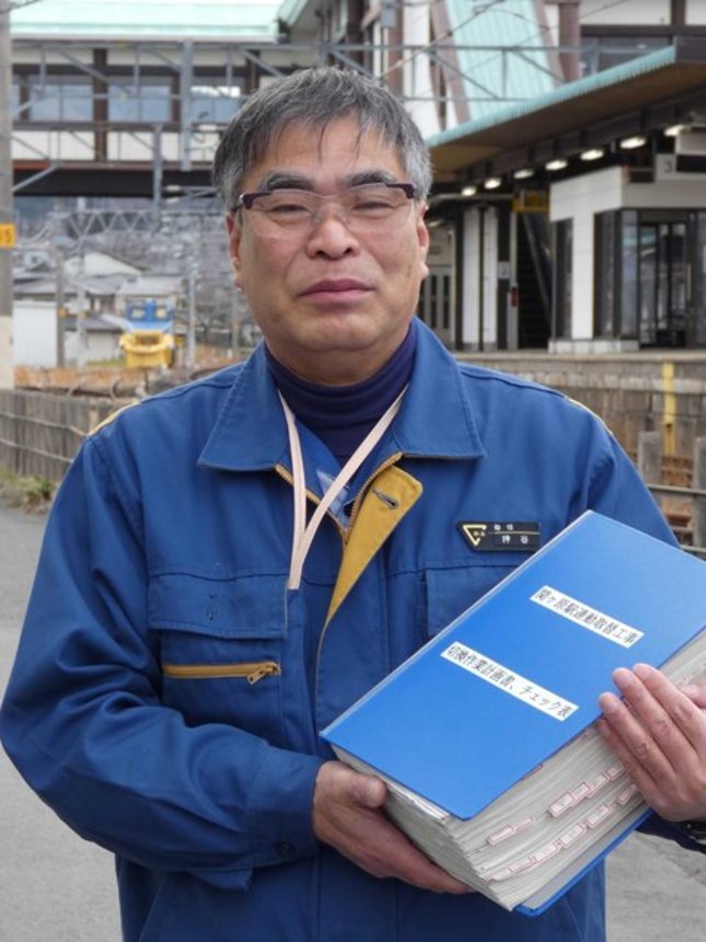 膨大な量のチェックリストを抱える押谷明善さん＝不破郡垂井町、ＪＲ東海・岐阜電気区垂井分室