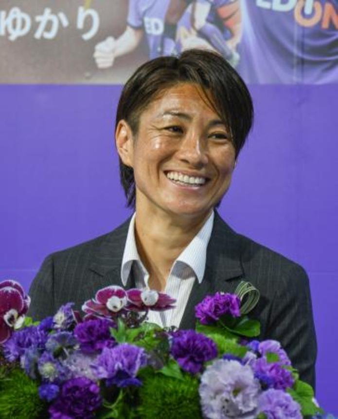 　引退記者会見で笑顔を見せるサッカー女子元日本代表の近賀ゆかり＝２０日、広島市のエディオンピースウイング広島