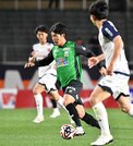 ＦＣ岐阜×大宮＝後半、相手陣内に攻め込むＦＣ岐阜のＦＷ粟飯原＝長良川競技場