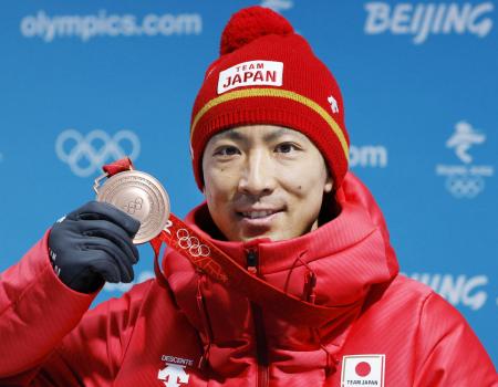 　北京五輪ノルディックスキー複合男子個人ラージヒルで銅メダルを獲得した渡部暁斗＝２０２２年２月、張家口（共同）