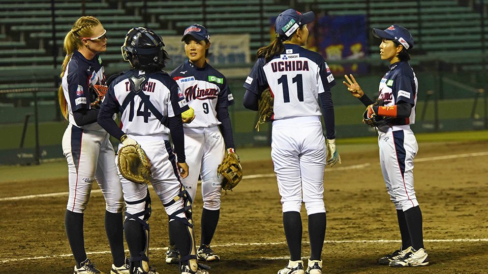 大垣ミナモＳＣ×戸田中央＝６回裏、勝ち越しの２ランを浴びマウンドに集まる大垣ミナモの選手＝長良川