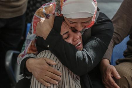 　２８日、ガザ北部ガザ市で、イスラエルの攻撃で親族を殺害されて嘆く人々（ゲッティ＝共同）