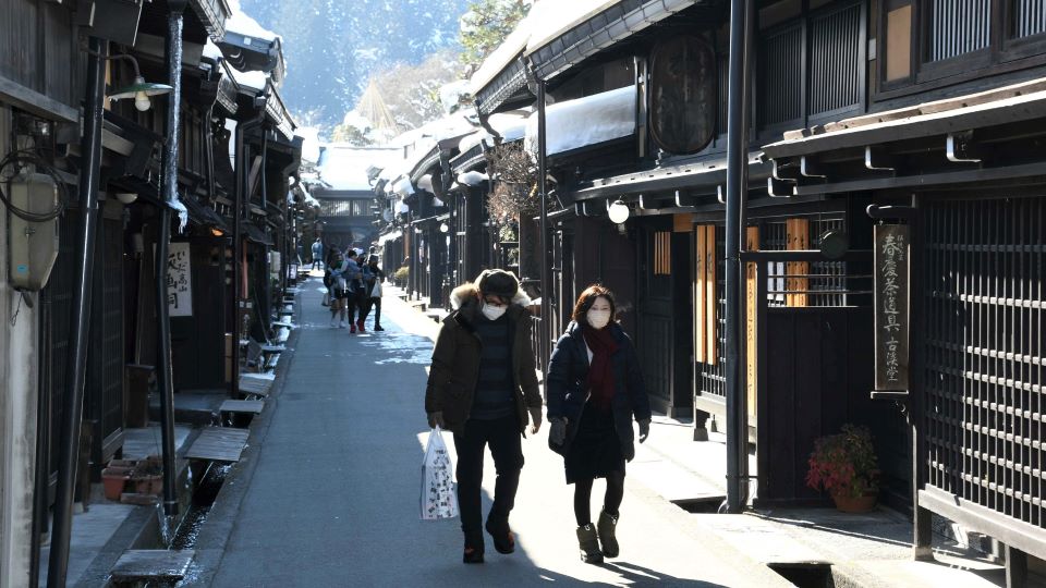観光客がまばらな古い町並み。休業する店も目立つ＝高山市上三之町