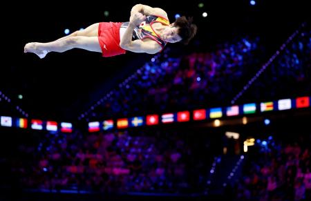 　体操の世界選手権、種目別決勝の床運動で演技する土井陵輔＝２４日、ロッテルダム（ロイター＝共同）