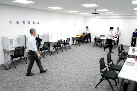 　４日、台北市の日本台湾交流協会台北事務所に設置された参院選の投票所（共同）