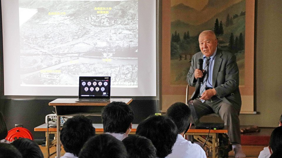長崎市で被爆した体験を語る池田道明さん＝安八町大野、登龍中学校