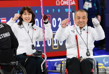 　エストニアに勝利し、喜ぶ小川亜希（左）、中島洋治組＝コルティナダンペッツォ（共同）