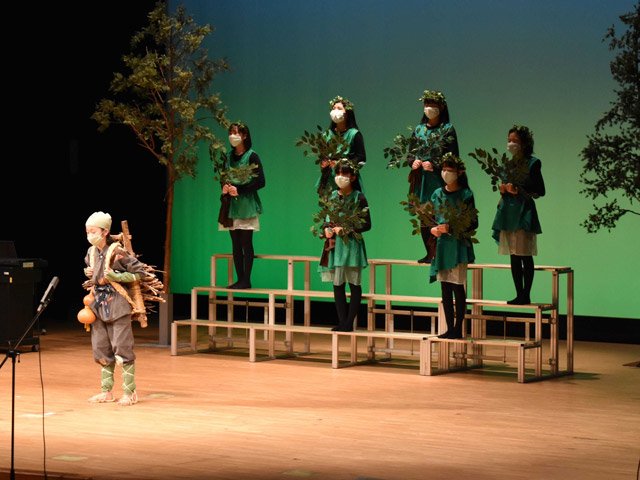 孝子伝説を題材にしたオペレッタをマスク姿で熱演する児童たち＝２月、同町石畑、町民会館