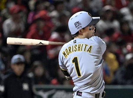 　７回阪神無死満塁、森下が中前に２点打を放つ＝マツダ