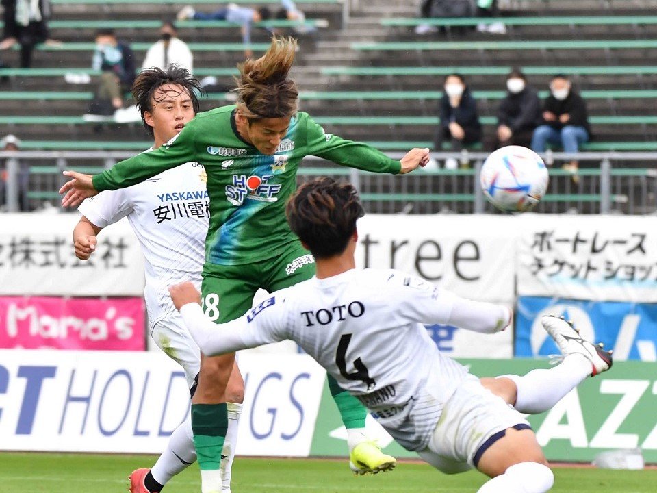 ＦＣ岐阜×北九州＝前半２１分、クロスを頭で合わせ、先制ゴールを決めるＦＣ岐阜のＦＷ藤岡＝長良川競技場