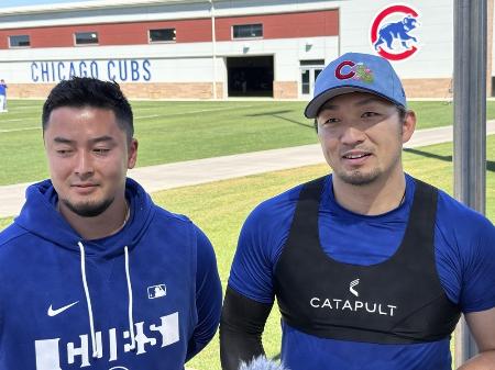 　取材に応じるカブスの鈴木（右）＝２３日、メサ