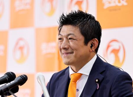 　メディアのインタビューに答える参政党の神谷代表＝２０日午後８時４３分、東京都新宿区