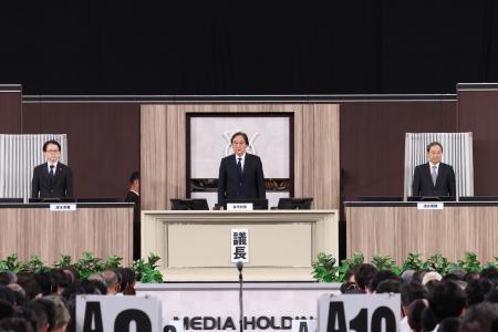 　フジ・メディア・ホールディングスの株主総会に出席した同社の金光修社長（中央）ら＝２５日午前、東京都内（同社提供）